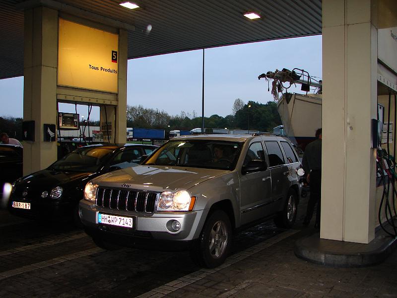 29_10_05 066.jpg - Tanken tat echt weh... 17 Liter schluckte der Jeep samt Anhang.